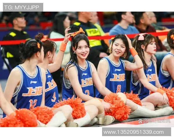 成都足球明星啦啦队队员展现激情与魅力助力球队奋勇争先