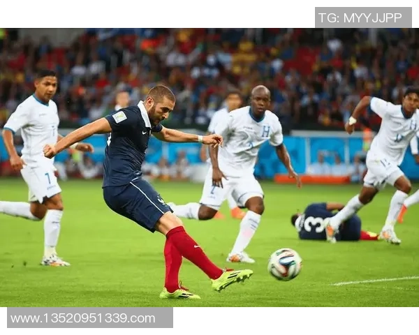 足球明星精彩瞬间坐球姿势大揭秘展现运动魅力与个性风采